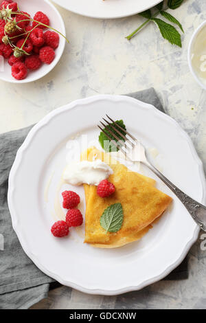 Sommer-Pfannkuchen mit Sahne und Beeren, Lebensmittel-Draufsicht Stockfoto