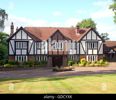 Ein großes Anwesen nach Hause, tudor-Stil, im Vereinigten Königreich Stockfoto