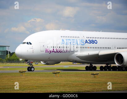 Der Airbus A380 F-WWDD angezeigt seiner beeindruckenden Wendigkeit auf der Farnborough Airshow Stockfoto