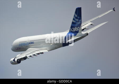 Der Airbus A380 F-WWDD angezeigt seiner beeindruckenden Wendigkeit auf der Farnborough Airshow Stockfoto