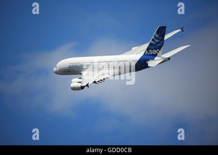 Der Airbus A380 F-WWDD angezeigt seiner beeindruckenden Wendigkeit auf der Farnborough Airshow Stockfoto