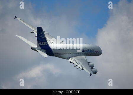 Der Airbus A380 F-WWDD angezeigt seiner beeindruckenden Wendigkeit auf der Farnborough Airshow Stockfoto