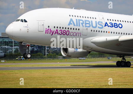 Der Airbus A380 F-WWDD angezeigt seiner beeindruckenden Wendigkeit auf der Farnborough Airshow Stockfoto