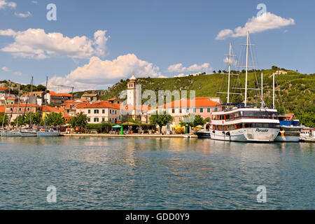 Die Stadt Skradin, der Fluss Cikola, jenseits von Sibenik und Beginn der Krka Nationalpark, Kroatien. Stockfoto