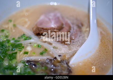Original japanische Rindfleisch-Ramen-Nudeln Suppe closeup Stockfoto