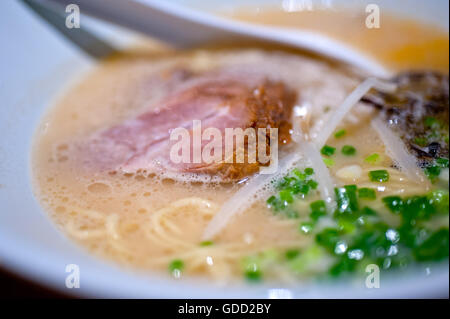 Original japanische Rindfleisch-Ramen-Nudeln Suppe closeup Stockfoto