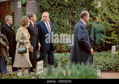 Kohl, Helmut, * 3.4.1930, deutscher Politiker (Christdemokratische Union), halbe Länge, mit Margaret Thatcher, Ronald Reagan, auf dem Weg ins Bundeskanzleramt, 11. Wirtschaftsgipfel des führenden Industrielandes Bonn, Deutschland, 3.5.1985, Stockfoto