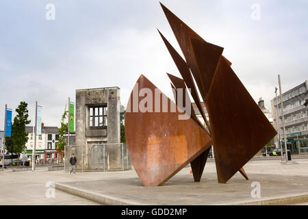 Irland, Co. Galway, Galway, Eyre Square, John Kennedy Park, Metall Brunnenskulptur und Browne Gateway Stockfoto