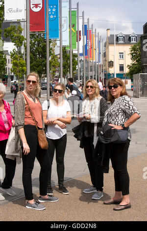 Irland, Co. Galway, Galway, Eyre Square, John Kennedy Park, Amerikanerinnen Touristen unter Stamm Familie Fahnen Stockfoto