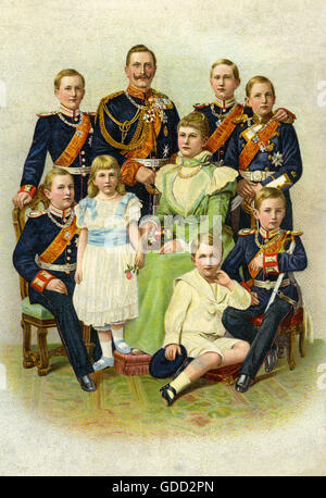 Kaiser Wilhelm II. (1859-1941), Kaiserinwitwe (1858 bis 1921) mit ihren sieben Kindern, lithographisch mit dem Titel: "Unser Kaiserhaus", Prinz Friedrich William (1882 bis 1951), Prinz Adalbert (1884-1948), Prinz Joachim (1890 bis 1920), Prinzessin Viktoria-Luise (1892 bis 1980), Prinz August William (1887-1949), Prinz Eitel Friedrich (1883-1942), Prinz Oskar (1888-1958), Berlin, Deutschland, 1899, Stockfoto