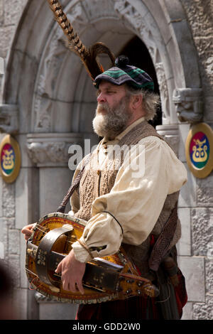 Irland, Co. Galway, Galway, Shop Street, traditionelle Musiker Paul Kelly, der Chanten Biene spielt Drehleier gurdy Stockfoto