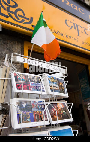 Irland, Co. Galway, Galway, Shop Street, irische Trikolore und Postkarten außerhalb Souvenir-shop Stockfoto