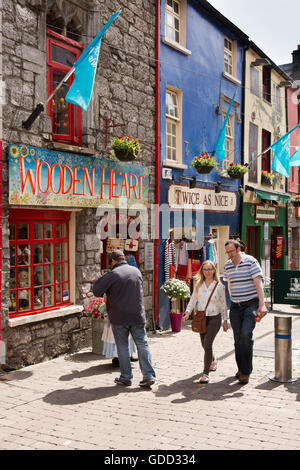 Irland, Co. Galway, Galway, Quay Street, bunten Geschäften, Herz aus Holz und doppelt so Nice Stockfoto