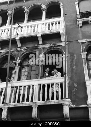 Lollobrigida, Gina, * 4.7.1927, italienische Schauspielerin, halbe Länge, mit Ehemann Milko Skofic, während der XXIVth Venedig Film Festival, Venedig, August 1963, Stockfoto