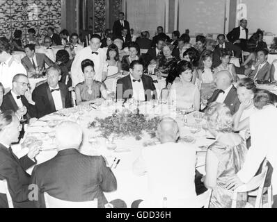 Lollobrigida, Gina, * 4.7.1927, italienische Schauspielerin, halbe Länge, mit Alessandro Blasetti, XXIVth Venedig Film Festival, Venedig, August 1963, Stockfoto