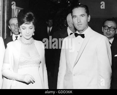 Lollobrigida, Gina, * 4.7.1927, italienische Schauspielerin, halbe Länge, mit Ehemann Milko Skofic, während der XXIVth Venedig Film Festival, Venedig, August 1963, Stockfoto