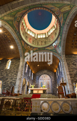 Co Galway, Galway, Irland, Kathedrale, Interieur, Altar, Heiligtum Kuppel und Kreuzigung Mosaik von Patrick Pollen Stockfoto