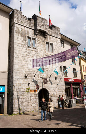 Irland, Co. Galway, Galway, Quay Street, Costa Coffee in historischen Gebäude Stockfoto