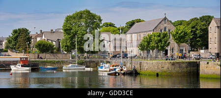 Irland, Co. Galway, Galway, Boote vertäut am Claddagh Quay, Panorama Stockfoto