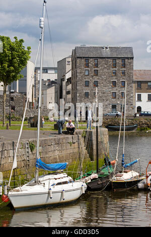 Irland, Co. Galway, Galway, Boote vertäut am Claddagh Quay Stockfoto