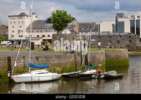 Irland, Co. Galway, Galway, Boote vertäut am Claddagh Quay gegenüber dem Spanish Arch Stockfoto