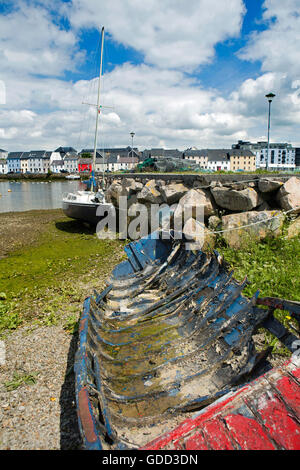 Irland, Co. Galway, Galway, Fäulnis altes Boot an Nimmos Pier gegenüber Long Walk Stockfoto