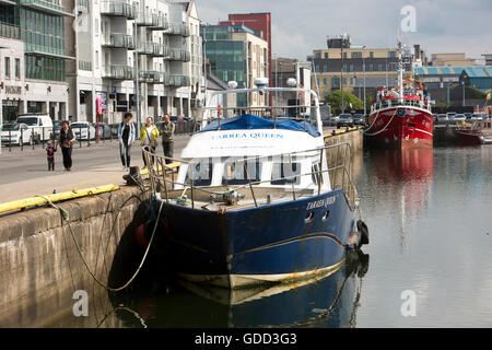 Irland, Co. Galway, Galway, Dock Road, Fischkutter und Ausflug Tour Boot Tarrea Königin vertäut im Dock Nr. 1 Stockfoto
