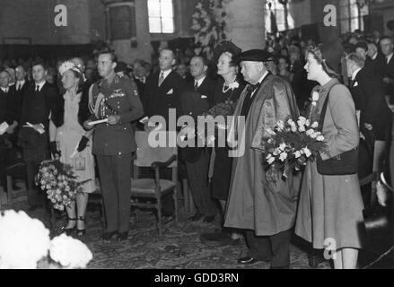 Churchill, Winston, 30.11.1874 - 24.1.1965, britischer Politiker (Cons.), Besuch in den Niederlanden, Verleihung der Ehrenpromotion der Universität Leiden, Zeremonie in der Pieterskerk, Mai 1946, von links: Prinzessin Juliana, Prinz Bernhard, Frau Clementine Churchill, Winston Churchill, Tochter Mary Churchill, Stockfoto