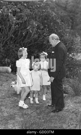 Churchill, Winston, 30.11.1874 - 24.1.1965, britischer Politiker (Cons.), Besuch in den Niederlanden, Verleihung der Ehrenpromotion der Universität Leiden, Zeremonie in der Pieterskerk, Mai 1946, von links: Prinzessin Juliana, Prinz Bernhard, Frau Clementine Churchill, Winston Churchill, Tochter Mary Churchill, Stockfoto