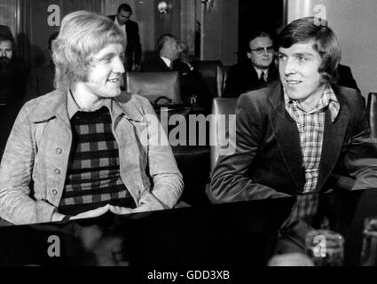 Fischer, Klaus, * 27.12.1949, deutscher Fußballspieler, Stürmer für den FC Schalke 04 1970 - 1981, halbe Länge (rechts), mit Jürgen Sobieray während Berufungsverfahren vor dem Sportgericht des Deutschen Fußball-Bundes (DFB), Frankfurt am Main, 21.10.1972, Stockfoto