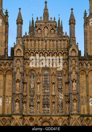 Detail des oberen Bereichs des zentralen Teils der Westfront des Wells Cathedral (St. Andrews Church), Somerset, begonnen c 1230. Stockfoto