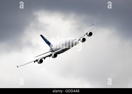 Ein Airbus A380 fliegt während der Farnborough International Airshow im Juli 2016. Es ist das weltweit größte Passagierflugzeug. Stockfoto