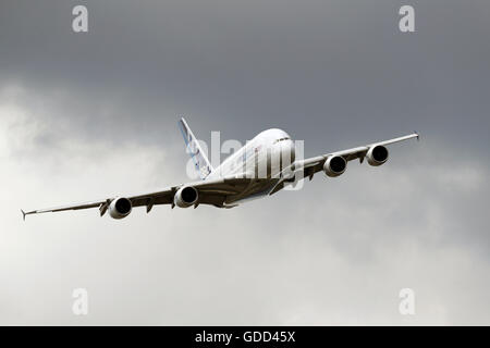 Ein Airbus A380 fliegt während der Farnborough International Airshow im Juli 2016. Es ist das weltweit größte Passagierflugzeug. Stockfoto