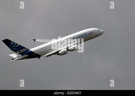 Ein Airbus A380 fliegt während der Farnborough International Airshow im Juli 2016. Es ist das weltweit größte Passagierflugzeug. Stockfoto