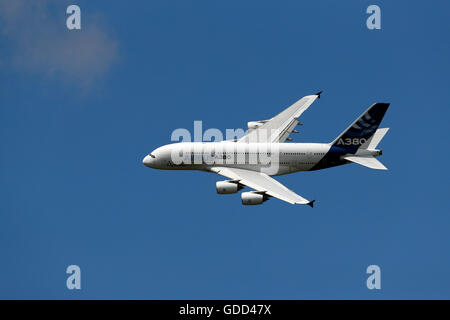 Ein Airbus A380 fliegt während der Farnborough International Airshow im Juli 2016. Es ist das weltweit größte Passagierflugzeug. Stockfoto