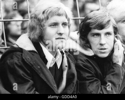 Fischer, Klaus, * 27.12.1949, deutscher Fußballspieler, Stürmer für den FC Schalke 04, halbe Länge, mit Jürgen Sobieray (links), 1972, Stockfoto