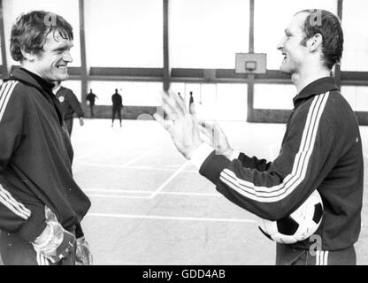 Manglitz, Manfred, * 8.3.1940, deutscher Fußballspieler, Torwart der 1. FC Köln 1969 - 1971, halbe Länge, im Gespräch mit Sepp Maier (FC Bayern München), Training der deutschen Nationalmannschaft, Sportschule Stuttgart-Ruit, 4.4.1970, Stockfoto