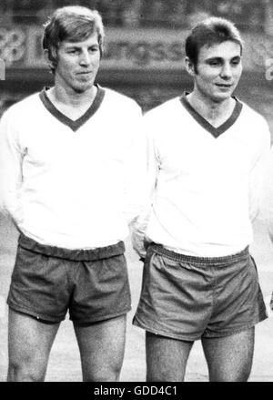 Grabowski, Jürgen, * 7.7.1944, deutscher Fußballspieler, halbe Länge, mit Reinhard Libuda, Freundschaftsspiel Spanien gegen Deutschland, Madrid, 11.2.1970, Stockfoto