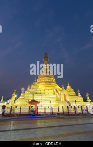 Schön proportionierte Stupa der goldenen Eindawya Paya Pagode in der Nacht, Mandalay, Myanmar Stockfoto