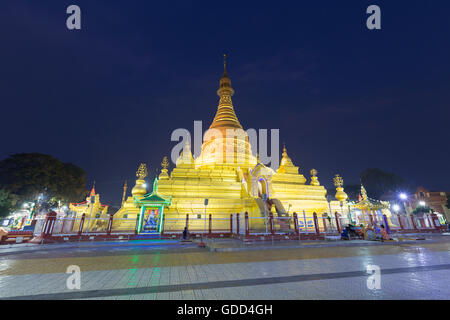 Schön proportionierte Stupa der goldenen Eindawya Paya Pagode in der Nacht, Mandalay, Myanmar Stockfoto