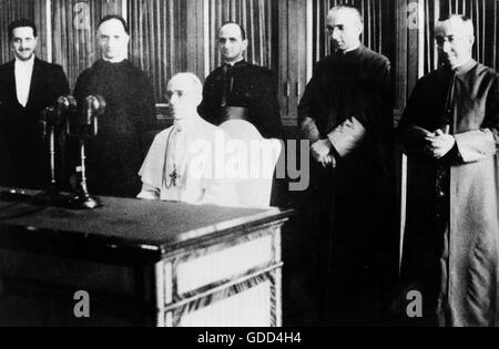 Piusi XII (Eugenio Pacelli), 2.3.1876 - 9.10.1958, Papst 2.3.1939 - 9.10.1958, Bild mit den Staatssekretären der römischen Kurie, Vatikan, um 1955, Stockfoto