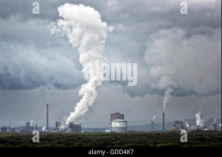 Port Talbot Stahlwerk emittierende Dampfwolken S Wales während Kühlprozesses - Standortes Tata Steel Co Indiens gehört Stockfoto