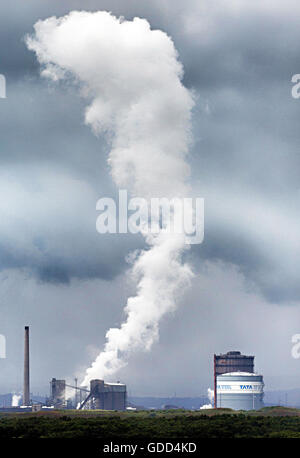 Port Talbot Stahlwerk emittierende Dampfwolken S Wales während Kühlprozesses - Standortes Tata Steel Co Indiens gehört Stockfoto