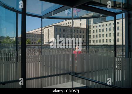 Deutschland, Berlin, 8. Juni 2016. Ein Besucher in der Ausstellung Topographie des Terrors. Stockfoto