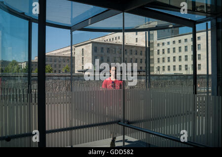 Deutschland, Berlin, 8. Juni 2016. Ein Besucher in der Ausstellung Topographie des Terrors. Stockfoto