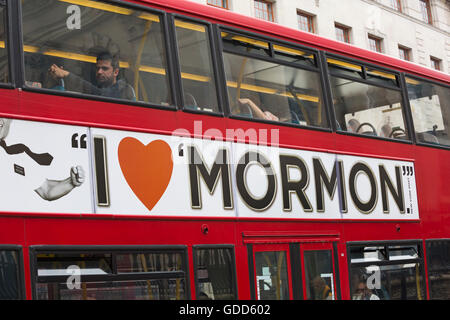 Ich liebe Heart Mormon, das auf der Seite des roten Doppels angepriesen wird Decker Bus in London, Großbritannien, im Juni Stockfoto