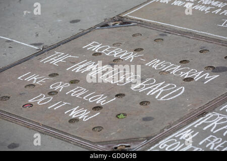 Streetart-Künstler schreiben von Gedichten in der Kreide am Trafalgar Square in London im Juli Stockfoto