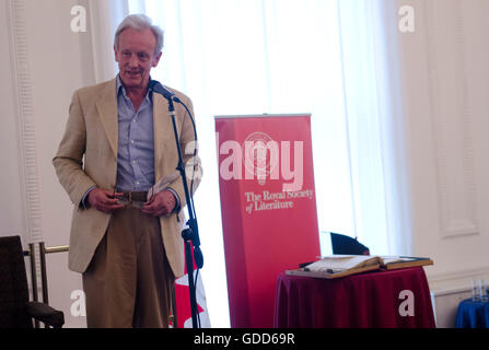 Der Royal Society of Literature Event mit ist gefeierten Autor Michael Ondaatje im Gespräch mit Fiammetta Rocco am frisch renovierten Canada House, Trafalgar Square, London Wc2. Reiseschriftsteller Colin Thubron auch im Bild hält einen Vortrag. Stockfoto