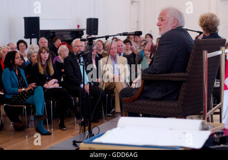 Der Royal Society of Literature Event mit ist gefeierten Autor Michael Ondaatje im Gespräch mit Fiammetta Rocco am frisch renovierten Canada House, Trafalgar Square, London Wc2. Reiseschriftsteller Colin Thubron auch im Bild hält einen Vortrag. Stockfoto