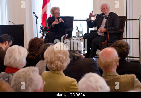 Der Royal Society of Literature Event mit ist gefeierten Autor Michael Ondaatje im Gespräch mit Fiammetta Rocco am frisch renovierten Canada House, Trafalgar Square, London Wc2. Reiseschriftsteller Colin Thubron auch im Bild hält einen Vortrag. Stockfoto